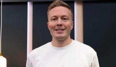 Muut edustivat puvuissa, kun valmentaja Lassi Tuovi saapui ensimmäiseen gaalaansa t-paidassa ja baseball-lippiksessä | Urheilu