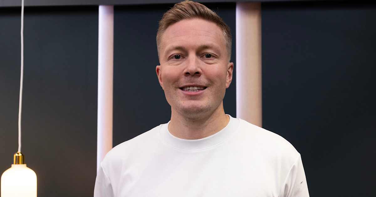 Muut edustivat puvuissa, kun valmentaja Lassi Tuovi saapui ensimmäiseen gaalaansa t-paidassa ja baseball-lippiksessä | Urheilu