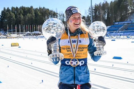 Jessie Diggins voitti naisten maailmancupin kokonaiskilpailun viime kaudella. Hän sai kauden päätteksi kaksi kristallipalloaan Lahdessa.