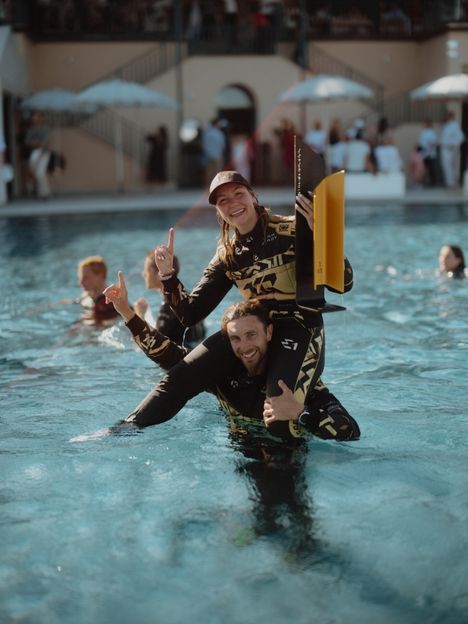 Kimiläinen ja kuljettajapari Sam Coleman pääsivät juhlimaan Miamissa.