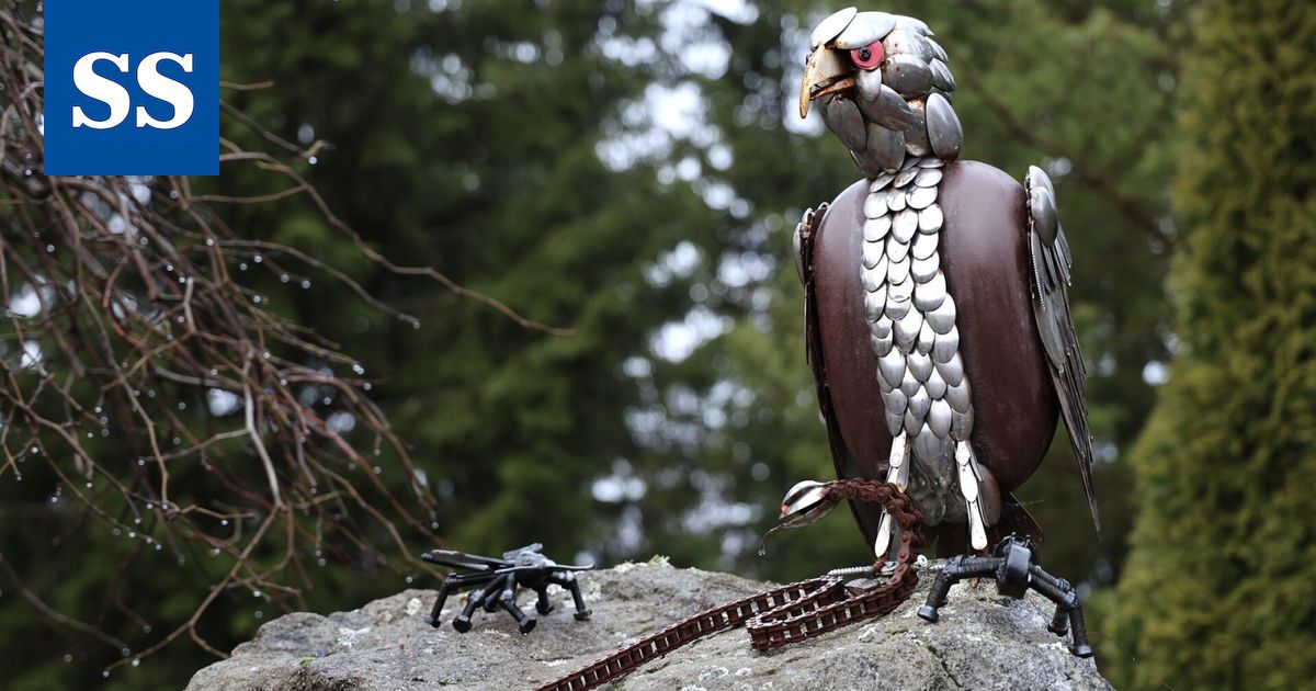 Rautaromu taipuu Matti Koiton käsissä veistoksiksi