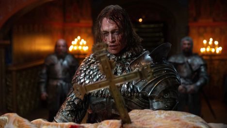 Draculaa näyttelevä Caleb Landry Jones ei itse matkustanut Suomeen, vaan täällä hänen osuutensa hoitivat sijaisnäyttelijät.