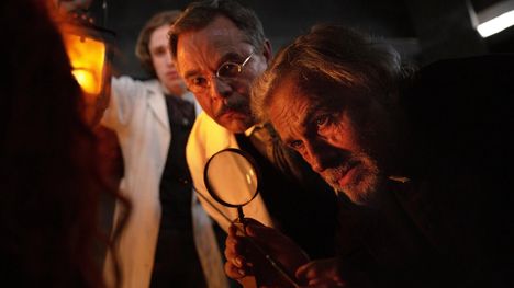 Vampyyreja metsästävää pappia Dracula-elokuvassa näyttelee Christoph Waltz (oik.).