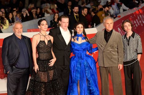 Ohjaaja Luc Besson sekä näyttelijät Matilda De Angelis, Caleb Landry Jones, Zoë Bleu, Christoph Waltz ja Raphael Luce juhlivat Draculan maailmanensi-iltaa Rooman elokuvajuhlilla lokakuussa.