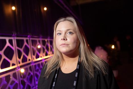 Mikaela Mäensivulla on suomalainen isä, mutta hän on kasvanut Yhdysvalloissa. Nyt hän on muuttanut Suomeen ja perustanut yrityksen.