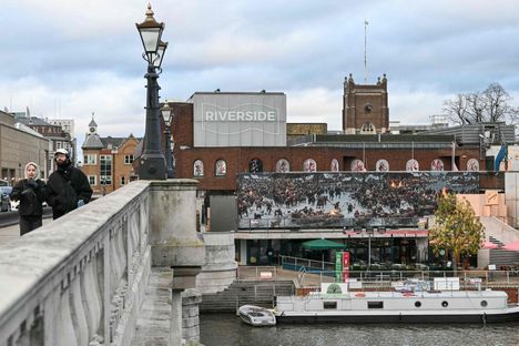 Teos oli viritetty ravintoloiden yläpuolelle rantabulevardilla Thamesjoen varrella.