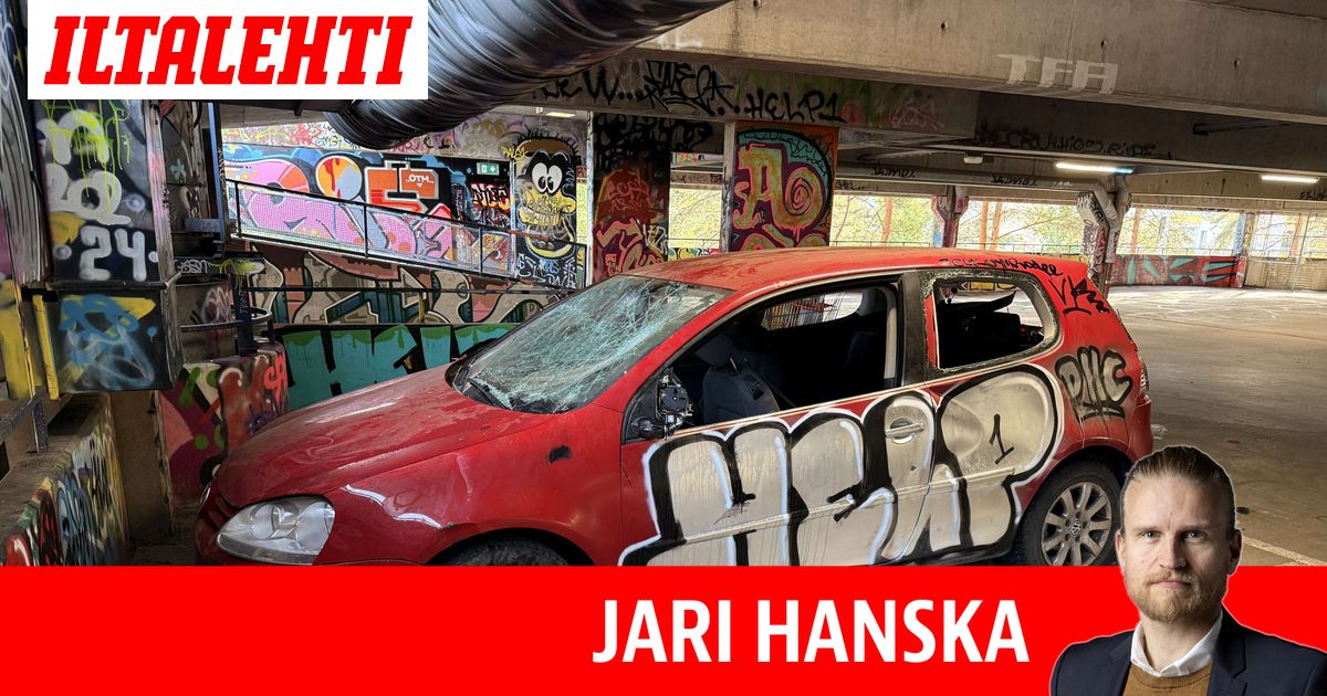 Suomi-auto hajoaa tienposkeen ja omistajat vain riitelevät