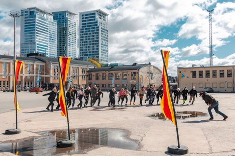 Amazing Race Suomen kolmannen kauden ensimmäisessä jaksossa kisaan lähti kymmenen parivaljakkoa.