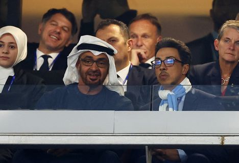 Arabiemiraattien presidentti Mohammed bin Zayed al Nahyan ja hänen veljensä, Manchester City -jalkapallojoukkueen omistaja sheikki Mansour bin Zayed Al Nahyan Mestareiden liigan finaalissa vuonna 2023. The New York Times -lehti on yhdistänyt sheikki Mansourin RSF-joukkojen tukemiseen.