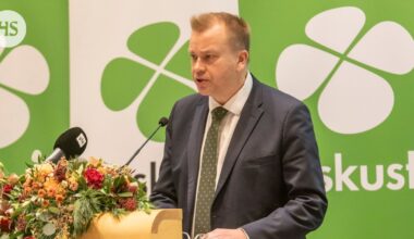 ”Herää pahvi!” Antti Kurvinen hihkaisi ja pelotteli keskustalaisia sinipunahallituksella