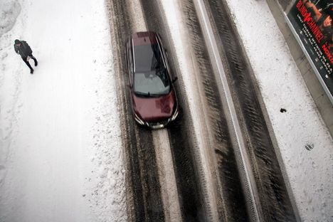 Lauantaina ajokeliä heikentävät maan keskiosassa erityisesti lumi-, räntä- ja vesisateet, etelässä sään lauhtuminen ja veden kertyminen jään tai lumen päälle.