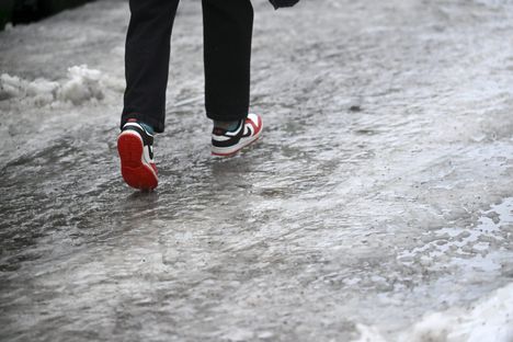 Jään päälle kertynyt vesi heikentää jalankulkusäätä.