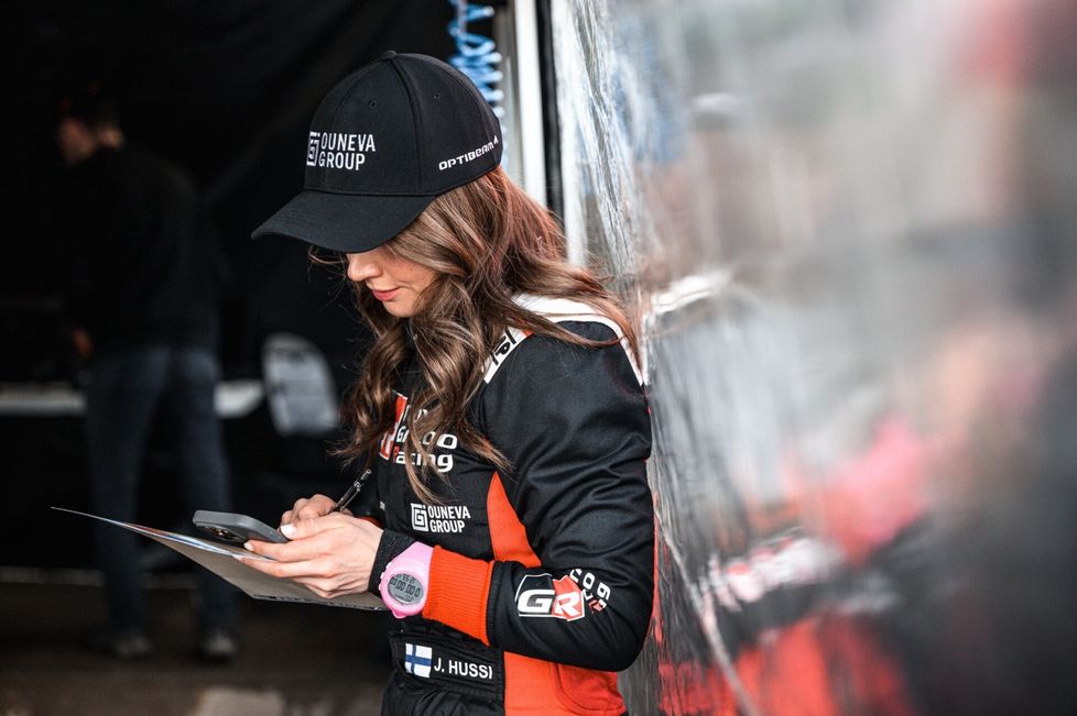 Janni Hussin silmissä siintävät MM-sarjan pääluokat.– Urani kartturina jatkuu ensi kaudella, Hussi toteaa.