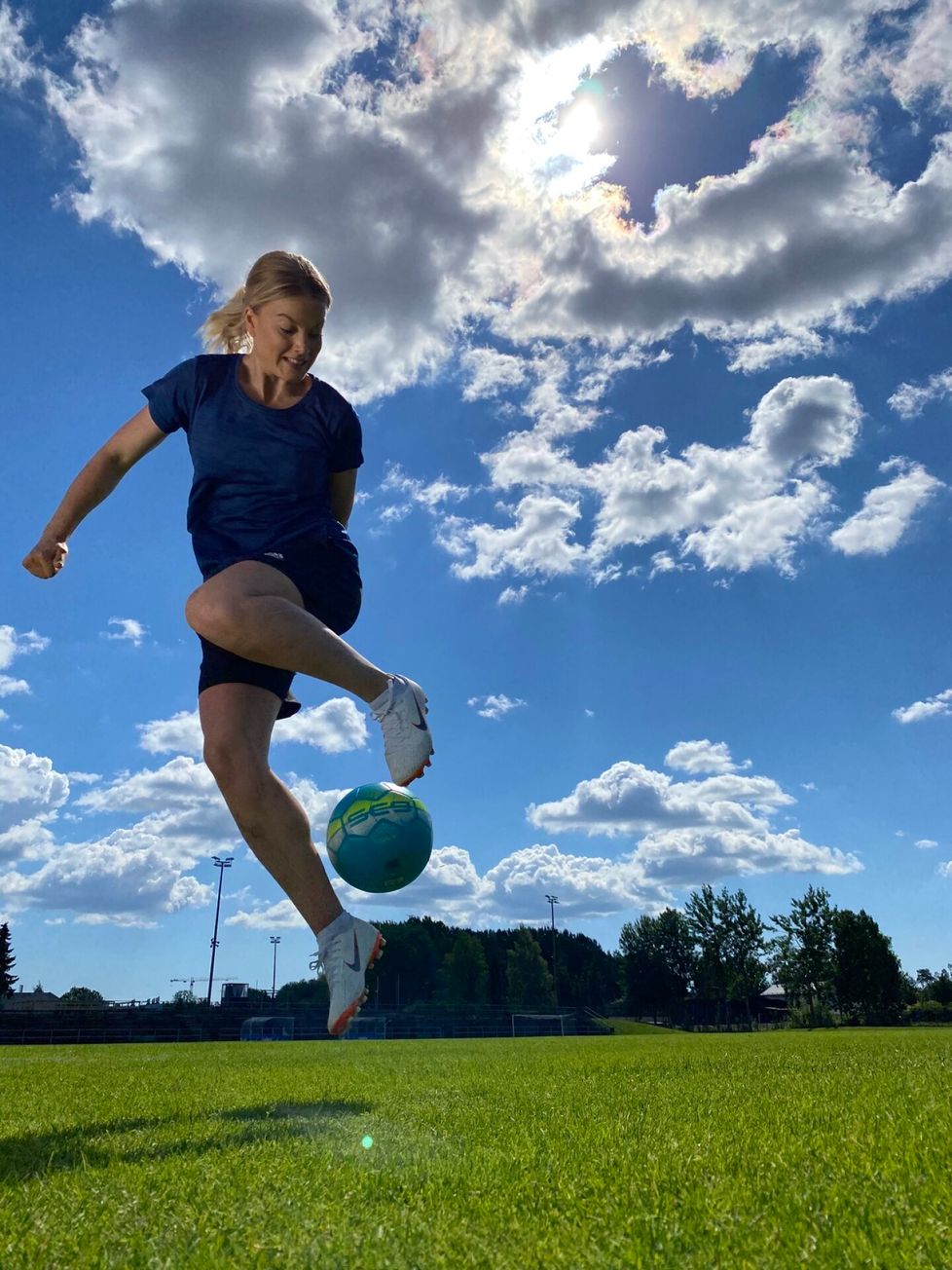 Pallo hallussa futiskentällä.