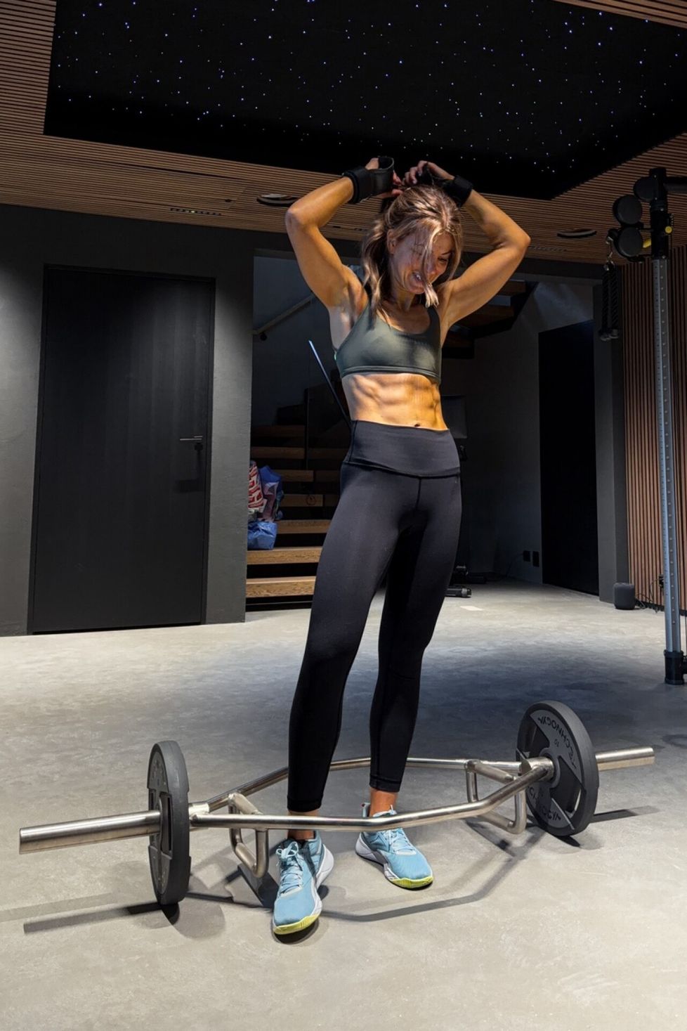 Janni Hussi on entinen SM-tason fitness-urheilija – ja todella rautaisessa kunnossa.