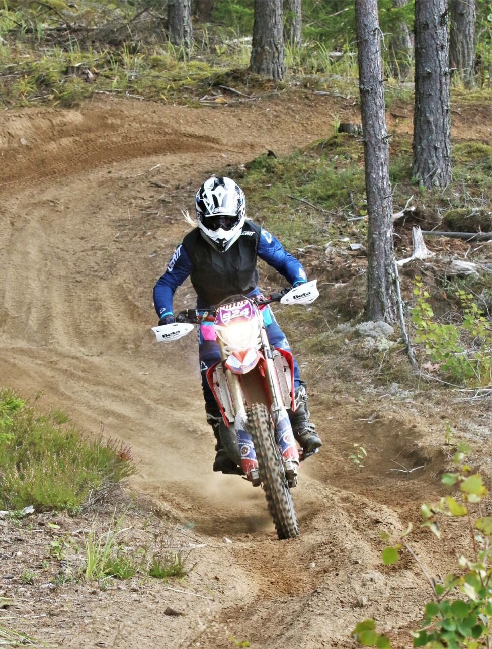 Vauhdissa kaksipyöräisellä.