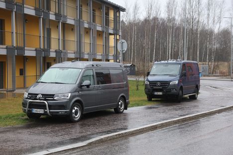 Poliisit tekivät rikospaikkatutkintaa vielä perjantaina iltapäivällä.