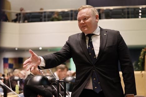 Kurvinen pelotteli ”punasinihallituksella”.