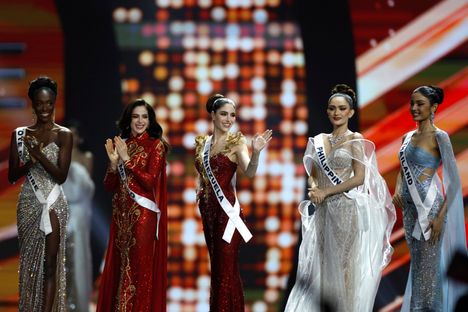 Kisan tuomarin Natalie Glebovan mielestä Thaimaan edustajan (oikealla) olisi kuulunut voittaa Miss Universum -kisat. Kisan voitti Miss Meksiko (toinen vasemmalta).