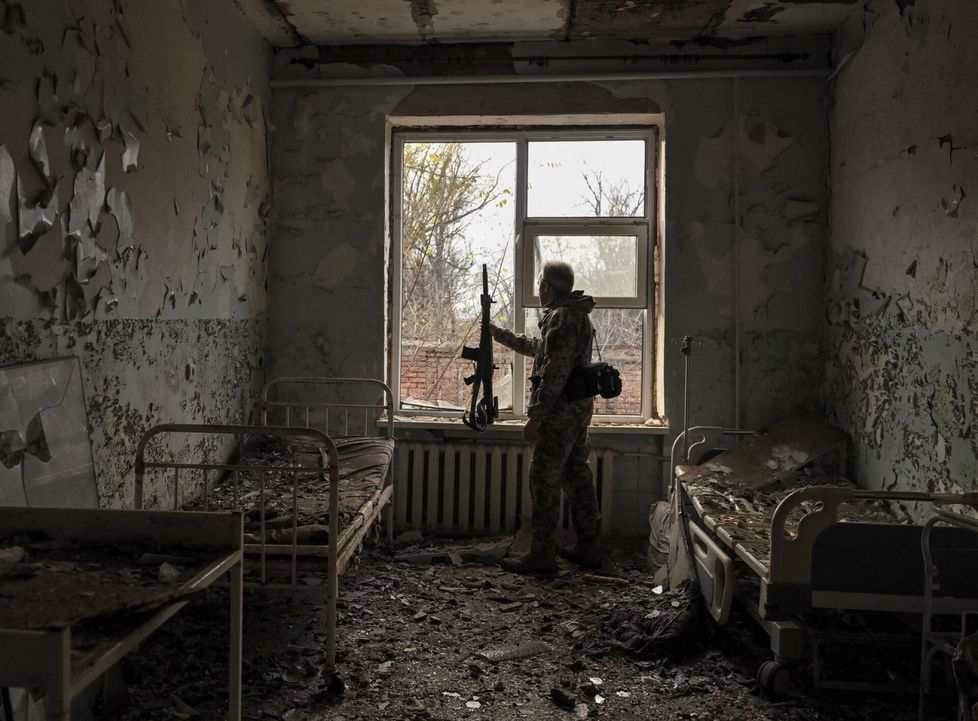 Ukrainalaissotilas tarkkaili viime viikolla Orihivin katuja Venäjän iskujen raunioittaman sairaalan ikkunasta.
