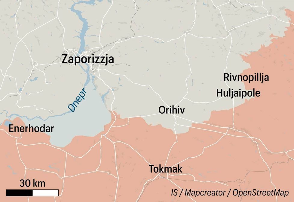 Rintamalinja kulkee Zaporizzjan kaupungin eteläpuolella kuivuneen Kahovkan tekojärven pohjaa pitkin. Sen etelärannalla Enerhodarissa sijaitseva Zaporizzjan ydinvoimala on ollut Venäjän joukkojen kontrollissa koko hyökkäyssodan ajan.