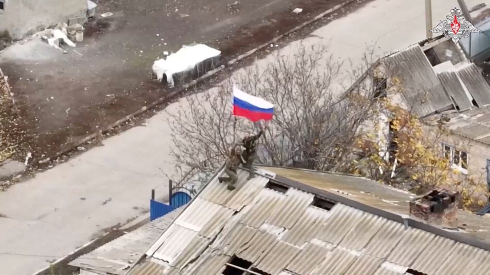 Venäjän lippu nousi Jantshurjoen länsirannalla sijaitsevan Uspenivkan kylän ylle videolla, jonka maan puolustusministeriö julkaisi 7. marraskuuta.