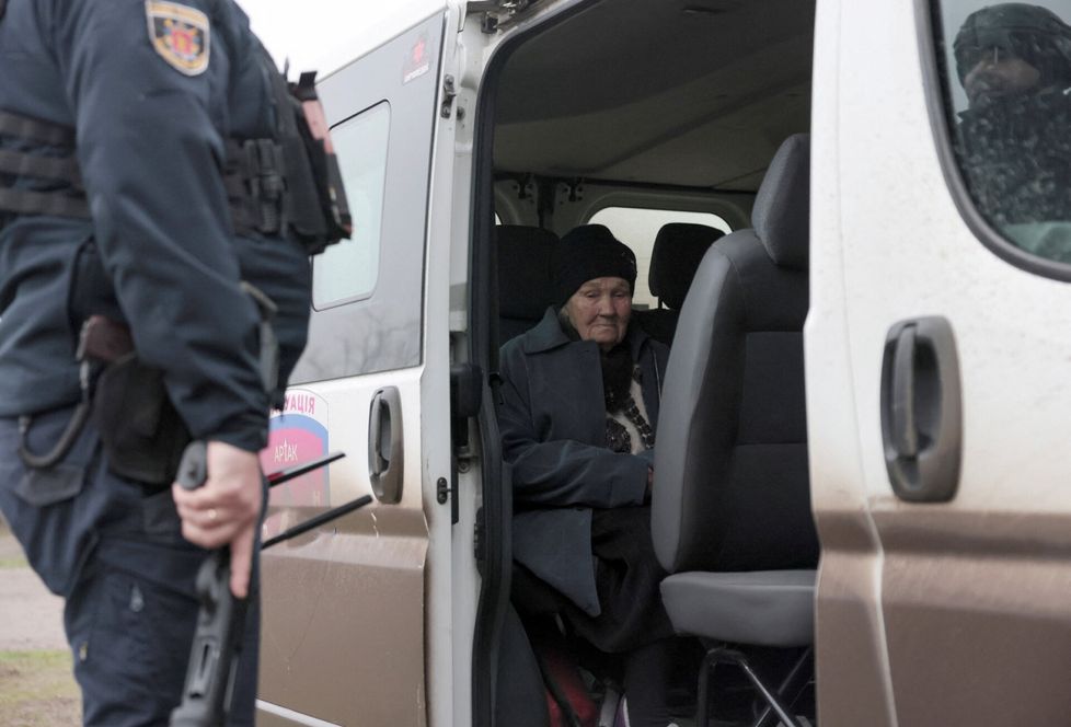 Poliisi avusti Huljaipolesta evakuoitua iäkästä naista viime viikolla.