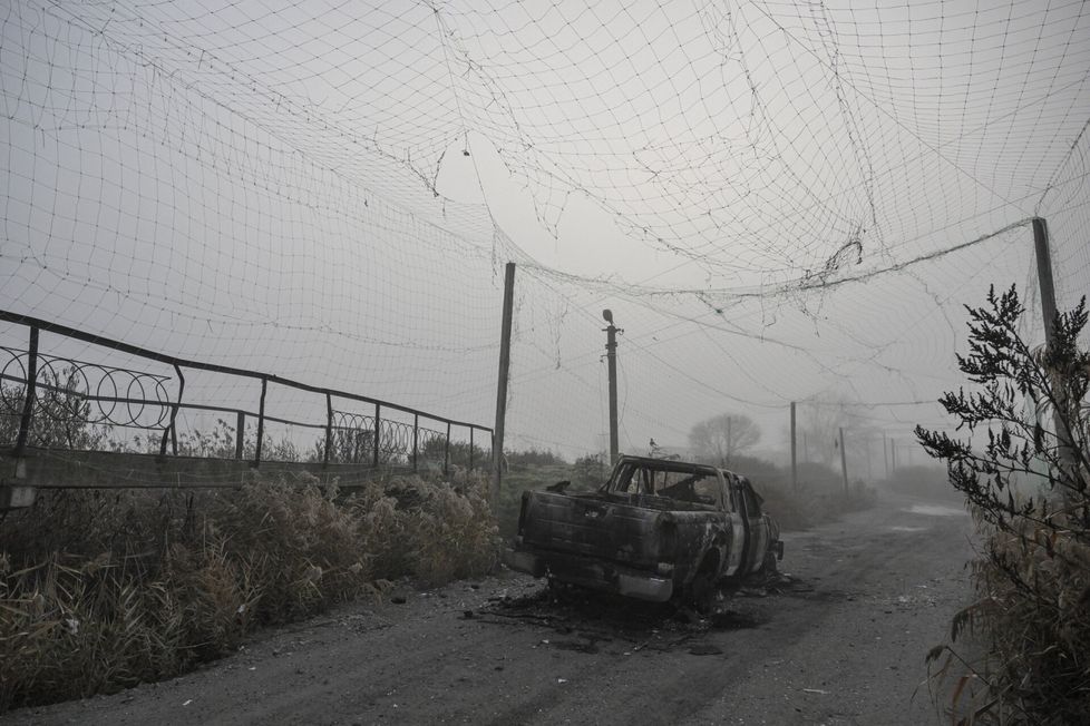 Huljaipoleen johtavat tiet on suojattu drooniverkoilla. Ne eivät pelastaneet kuvan autoa.