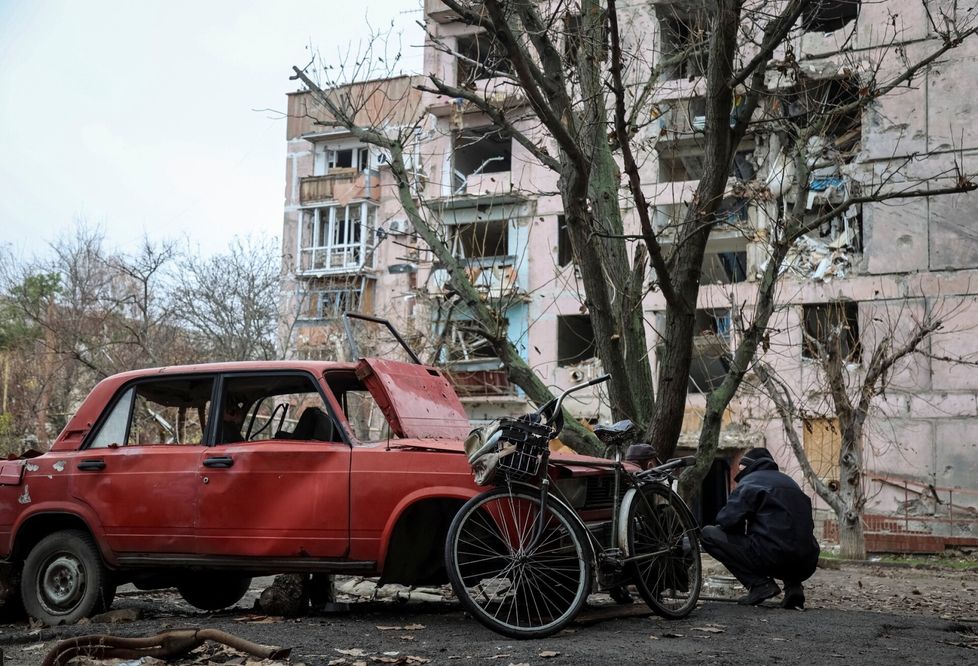 Huljaipolen asukas piiloutui Venäjän fpv-droonilta auton taakse 11. marraskuuta otetussa kuvassa.