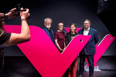 Vasemmistoliiton puheenjohtajia poseerasi puoluekokouksessa. Kuvassa vasemmalta oikealle Martti Korhonen, Minja Koskela, Li Andersson ja Paavo Arhinmäki.