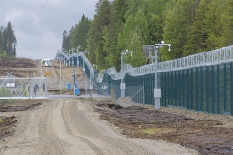 Itärajan esteaitaa esiteltiin Rajavartiolaitoksen mediatilaisuudessa Vartiuksen rajanylityspaikalla Kuhmossa 24. kesäkuuta 2025.