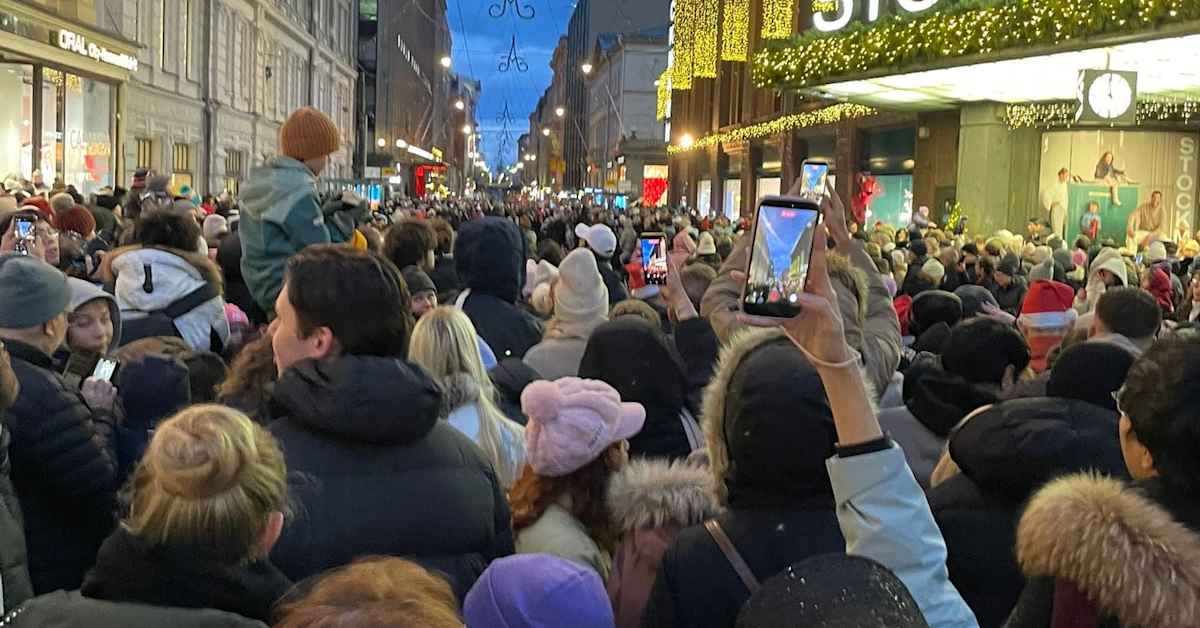 Helsingin joulunavauksessa syntyi kaaos – ”Lapset huusivat ja itkivät”, kuvaa Ylen toimittaja | Uutisia lyhyesti