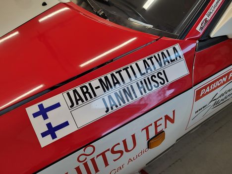 Yksityiskohta Jari-Matti Latvalan ja Janni Hussin käyttämästä Toyota Celica ST 165 -ralliautosta.