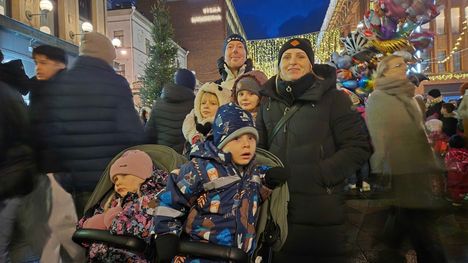 Tiitus (keskellä vasemmalla), Violet, Tapani ja Laura Heino liikkuivat väkijoukossa rattaiden kanssa. Rattaissa vasemmalla istuu Sointu ja oikealla Miko Heino.