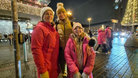 Krista Kuusik (vasemmalla), Maret Rolla ja Elonore Mägi osallistuivat joulukauden avajaisiin ensimmäistä kertaa.