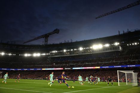 FC Barcelona pelasi paluuottelussaan nosturien varjossa, sillä Camp Noun remontti on yhä kesken. Siksi stadionin kapasiteetti oli rajattu, ja peliin saapui seuran mukaan 45 157 katsojaa.