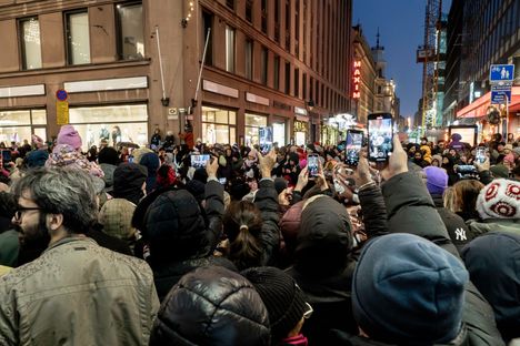 Helsingin joulukadun avajaisia seurasi tuhansittain ihmisiä.