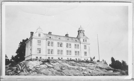 Kaksikerroksinen, linnamainen ja kulmatornilla varustettu luotsiasema kuvattuna todennäköisesti 1910-luvulla. Luotsihallinto oli edellyttänyt Helsinkiä järjestämään luotsiaseman henkilöstölle sisävartiopaikan kaupungin alueelta. Hylkysaari sopi tarkoitukseen hyvin, sillä saarelta ja etenkin luotsikasarmin kulmatornista oli hyvä näkyvyys eri suuntiin merelle.