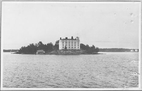 Suomen itsenäistymisen jälkeen luotsilaitos siirtyi merenkulkuhallituksen alaiseksi. Hylkysaaren luotsikasarmiin rakennettiin vuonna 1928 valmistuneet kaksi lisäkerrosta. Kuva Katajanokan kärjestä koilliseen on 1940-luvulta.