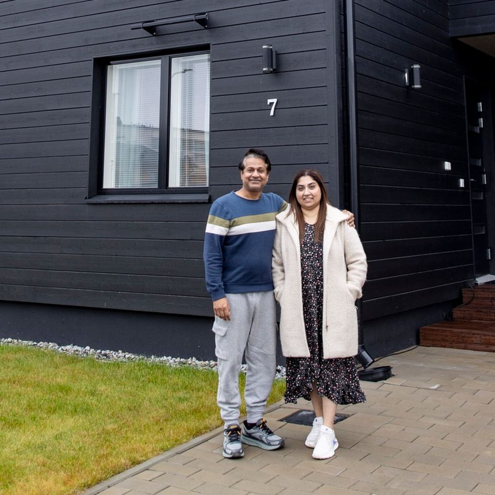 Hervantajärveläiset Syed Mubaraz (vasemmalla) ja Sarwat Hassan olivat ensimmäisten joukossa rakennuttamassa taloa asuinalueelle.