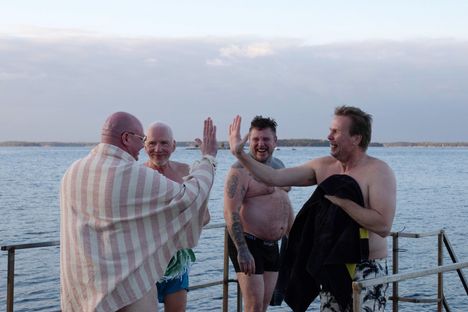 Jouko (vas.), psykoterapeutti Jouni Pölönen, Eerik ja Jukka Rasila puhuvat rennon vakavasti riippuvuuksista. – Se on uuden alku, kun tajuat sen, että olet addikti. Sitten olet jo pitkällä, Eerik sanoo.