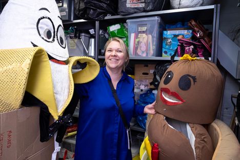 Masked Singer Suomen tuottaja Sonja Kari avasi ohjelman pukuvaraston ovet IS:lle.