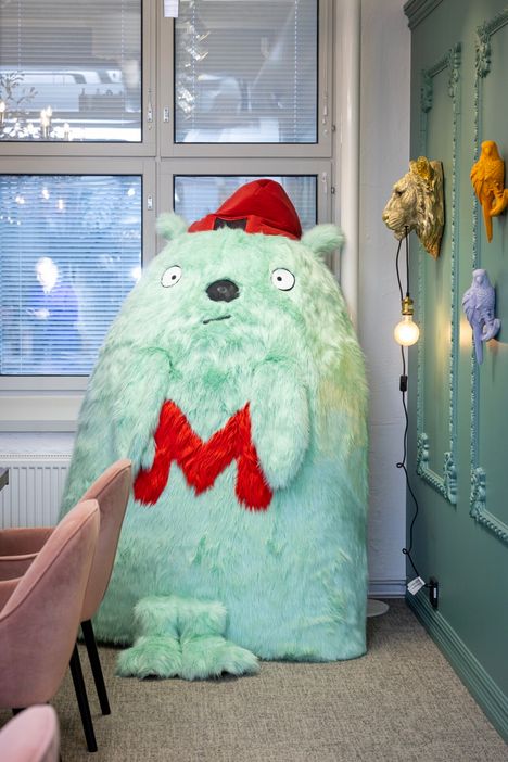 Jotkut hahmoista ovat niin suuria, että ne eivät mahdu edes varastoon. Sellainen on esimerkiksi Minttu-hahmo, joka on saanut inspiraatiota japanilaisesta animaatiohahmosta Totorosta.