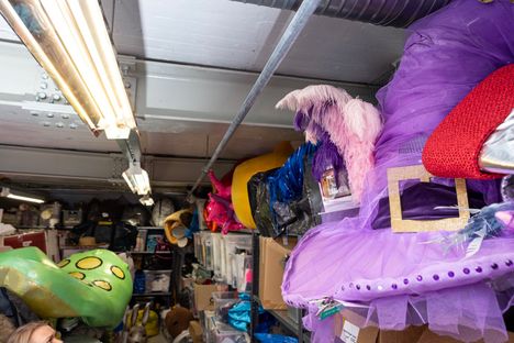 Asujen varastoiminen on vaikeaa niiden suuren koon vuoksi. Fremantelen varastossa asut täyttävät varastohuoneen lähes kirjaimellisesti lattiasta kattoon.