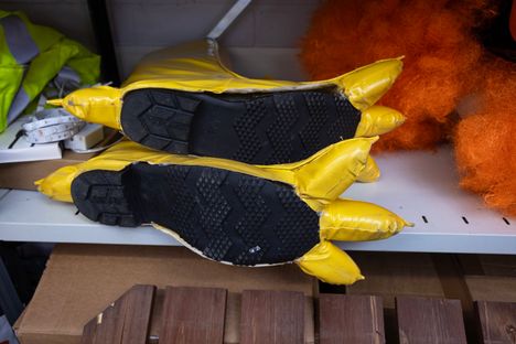 Kalakukon koivet pötköttävät varaston hyllyllä.