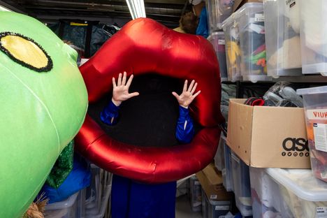 Pusu-hahmon puku puettiin näin, Sonja Kari esittelee. Monien asujen läpi on hankala nähdä, joten esiintyjiä pitää avustaa kulisseissa, jotta vahinkoja ei pääse tapahtumaan. Pusu-asun takaa paljastui ohjelmassa tubettaja Mmiisas eli Miisa Rotola Pulkkila.