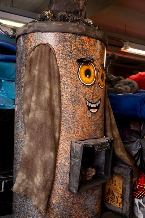 Jarkko Ahola nähtiin Masked Singerissa kiukaana. Kiuasasun valmistamiseen tarvittiin erikoisia elementtejä, sillä hahmosta tuli muun muassa savua.