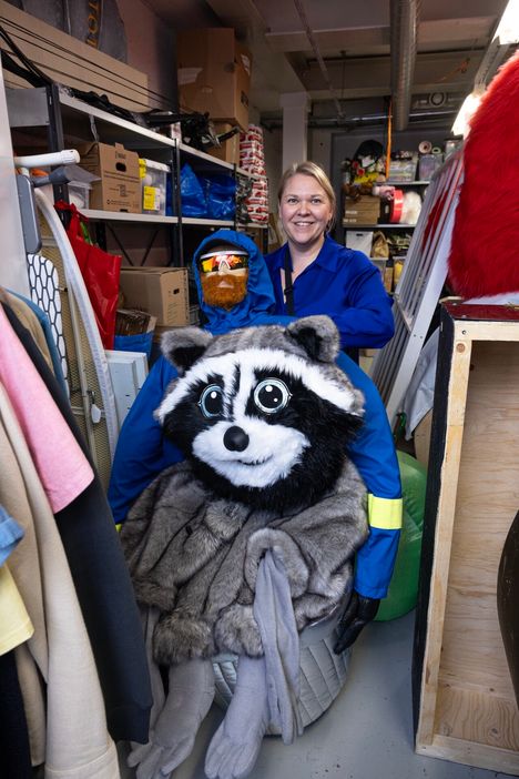 Pesukarhu on yksi Sonja Karin suosikkiasuista. Hän kertoo pitävänsä asuista, joissa on hauskoja oivalluksia. Asun takaa löytyi Gogi Mavromichalis.