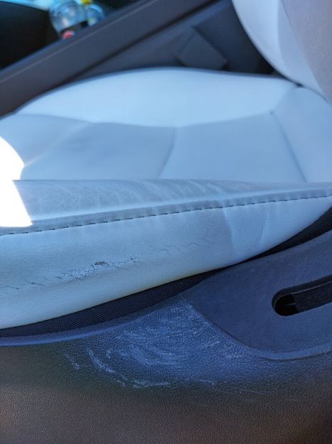 Kuva, jonka Sami toimitti todisteeksi auton penkin vikaantumisesta.