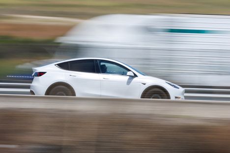 Tesla Y kiitää Kaliforniassa.